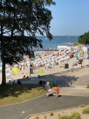 Strandblick mit Strandkorb & Fahrrädern Glücksburg